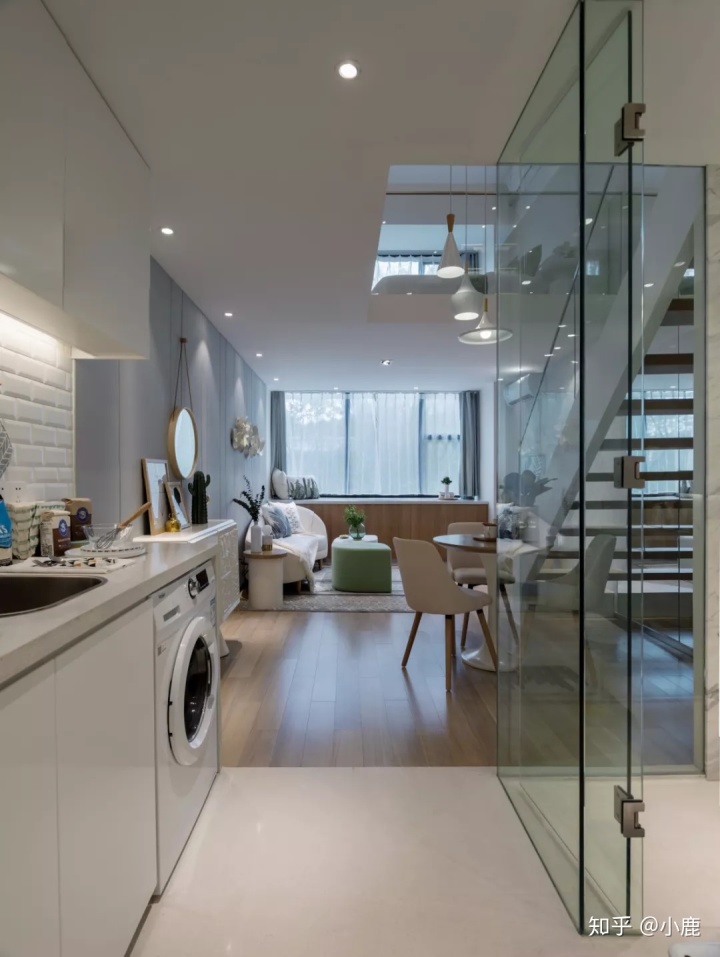 61㎡現(xiàn)代小復式,用玻璃做隔斷，視覺效果大一倍！