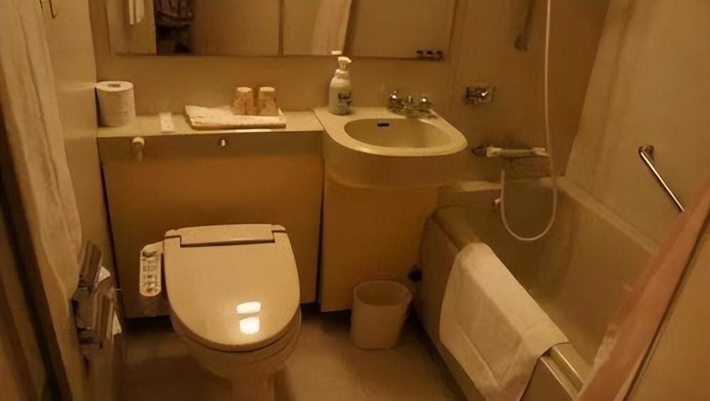 頭一次見日本衛(wèi)生間這樣設(shè)計，浴缸、馬桶還有洗手池連在一起設(shè)計