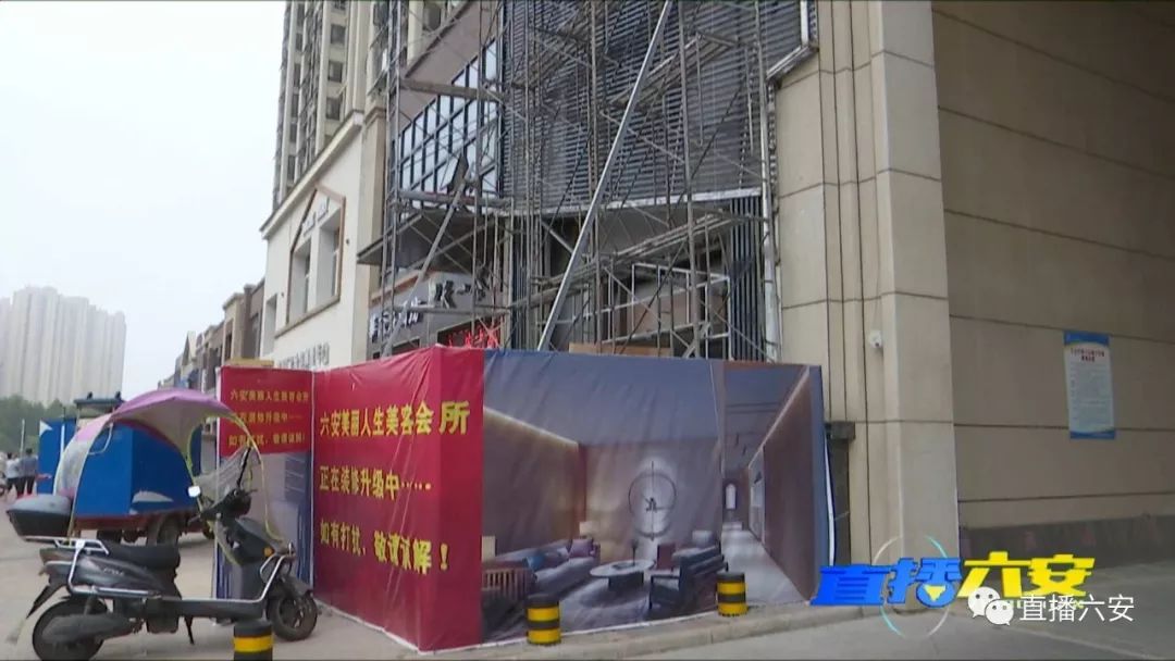 店鋪裝修小區(qū)大門變“陰陽臉”，效果圖也“變臉”，店主卻稱審批過！