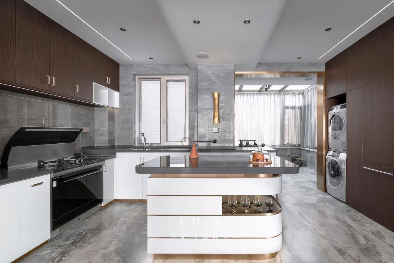 廚房帶有陽臺別浪費了，并入空間可大一倍，做洗衣間更方便美觀