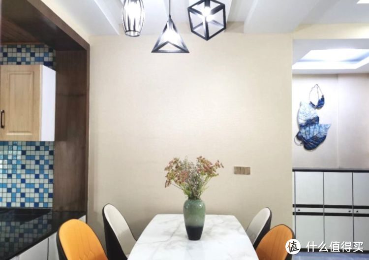 136㎡錯層大四房，優(yōu)雅的新中式裝修，衣柜里面裝廁所，誰見過？