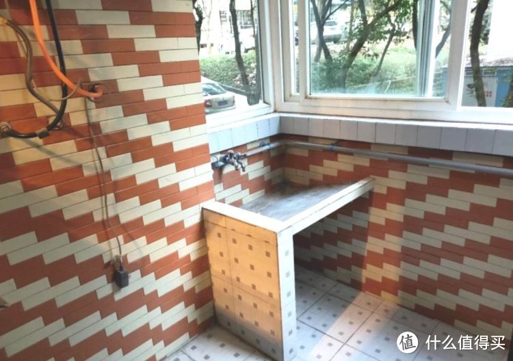 136㎡錯層大四房，優(yōu)雅的新中式裝修，衣柜里面裝廁所，誰見過？