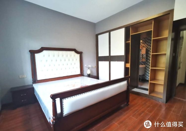 136㎡錯層大四房，優(yōu)雅的新中式裝修，衣柜里面裝廁所，誰見過？