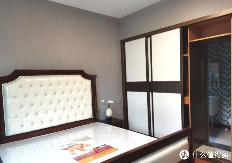 136㎡錯層大四房，優(yōu)雅的新中式裝修，衣柜里面裝廁所，誰見過？