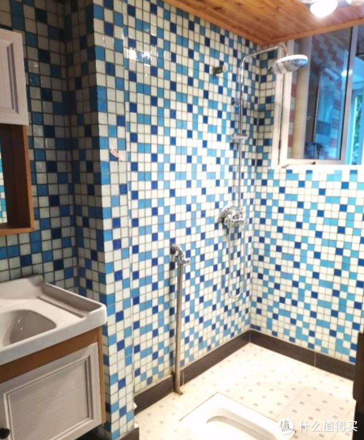 136㎡錯層大四房，優(yōu)雅的新中式裝修，衣柜里面裝廁所，誰見過？