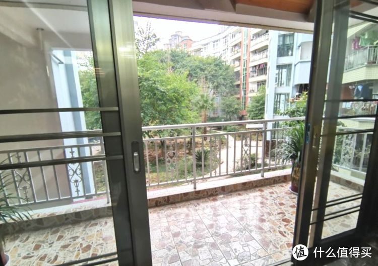 136㎡錯層大四房，優(yōu)雅的新中式裝修，衣柜里面裝廁所，誰見過？