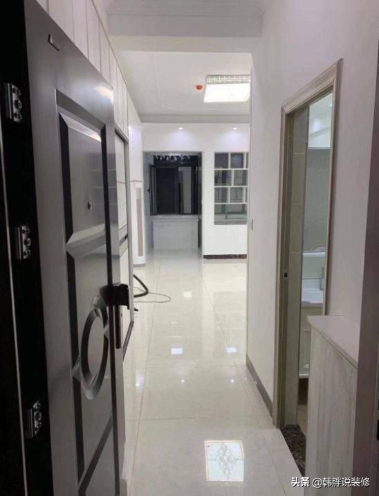 30㎡緊湊小蝸居，把一半陽臺改造成廚房，再也不用擔心油煙到處飛