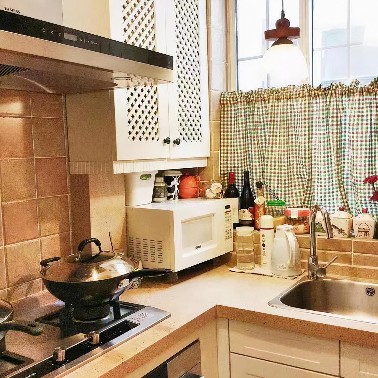 老實(shí)話說，廚房吊柜底部往下加35cm，雙倍收納，從此做飯用得舒服