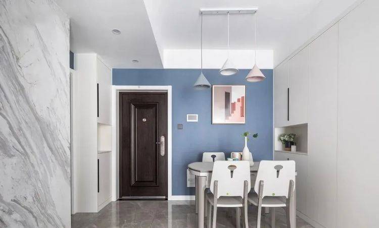 80平兩室，大理石電視墻質(zhì)感十足，餐邊柜、衣柜這樣裝，經(jīng)典實(shí)用