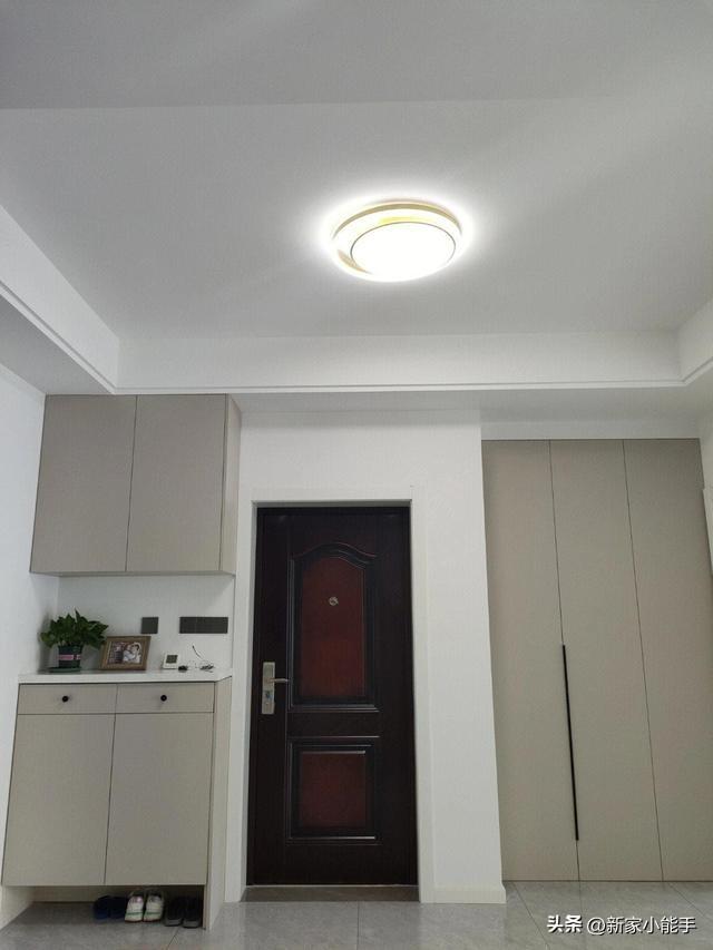 看她家即將要入住的新房，裝修非常簡(jiǎn)單，不做電視墻也讓人滿意