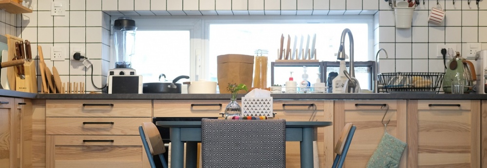 餐廳櫥柜裝修效果圖原木與灰綠撞色，一張方桌讓廚房潮流混搭廚房設(shè)計(jì)圖片賞析