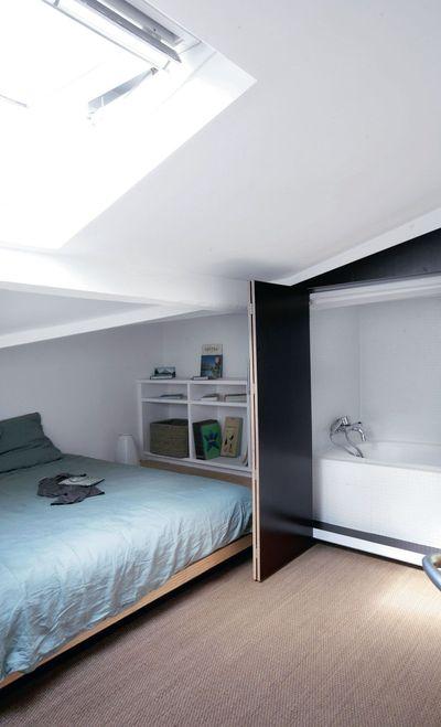 蝸居閣樓只能想辦法，斜墻上裝壁櫥式浴缸不浪費1㎡，看著卻心酸