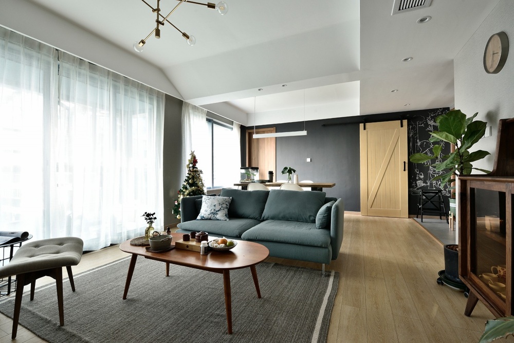 客廳窗簾裝修效果圖這個(gè)陽(yáng)臺(tái)太強(qiáng)大，兼顧養(yǎng)花、擼貓北歐極簡(jiǎn)客廳設(shè)計(jì)圖片賞析