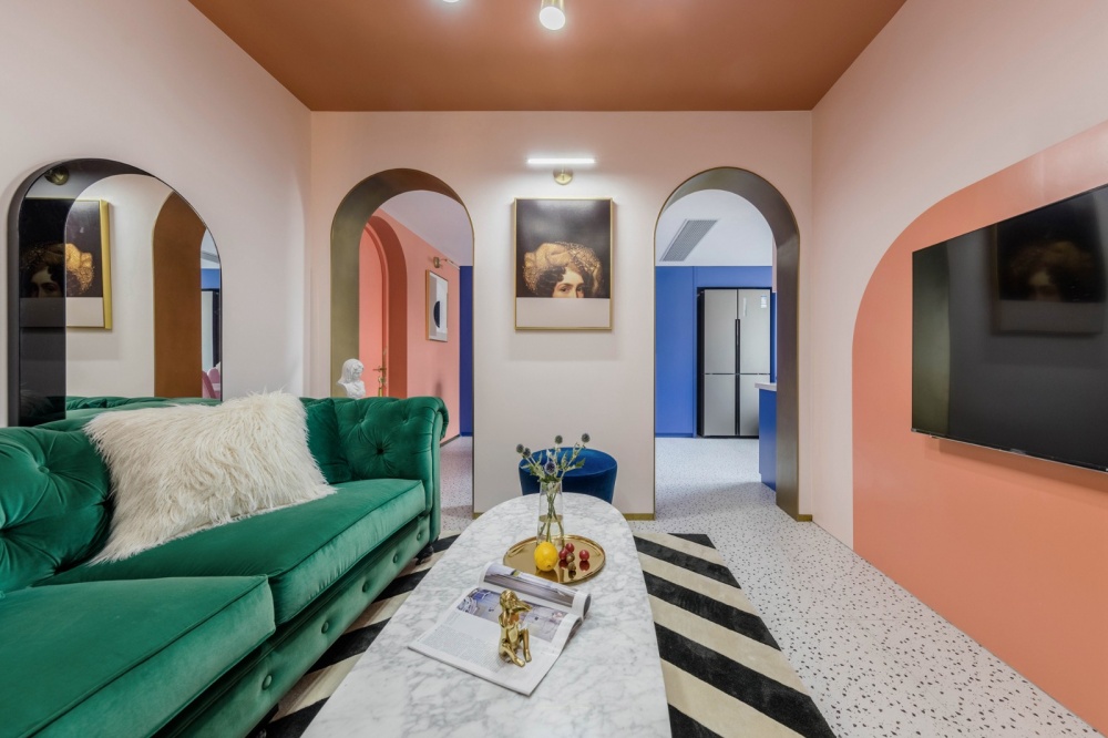 客廳沙發(fā)裝修效果圖老破小變身時(shí)髦公寓，最「好色」潮流混搭客廳設(shè)計(jì)圖片賞析