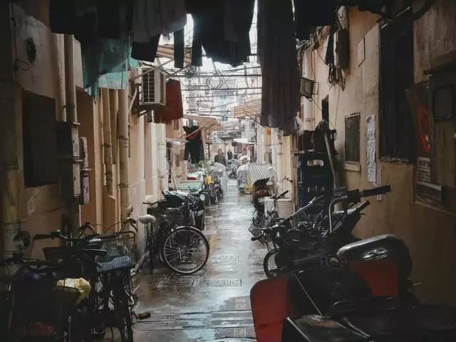 夫妻買上海遠(yuǎn)郊25㎡柴棚間，花光積蓄改陽(yáng)光玻璃房，效果太意外了