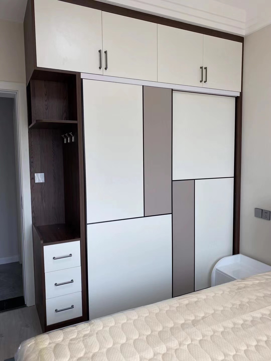 臥室衣柜裝修效果圖精選推拉門(mén)衣柜現(xiàn)代簡(jiǎn)約臥室設(shè)計(jì)圖片賞析