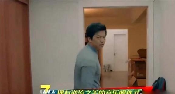 參觀清華才子李健的家，裝修樸素不追求豪華，客廳只放一個大書柜