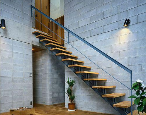 復(fù)式樓梯裝修常見(jiàn)造型 復(fù)式樓梯風(fēng)水禁忌5