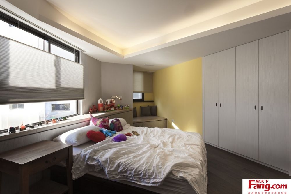 她家現(xiàn)代輕奢風(fēng)，簡(jiǎn)約大方又高級(jí)，尤其是客廳，比樣板房還漂亮