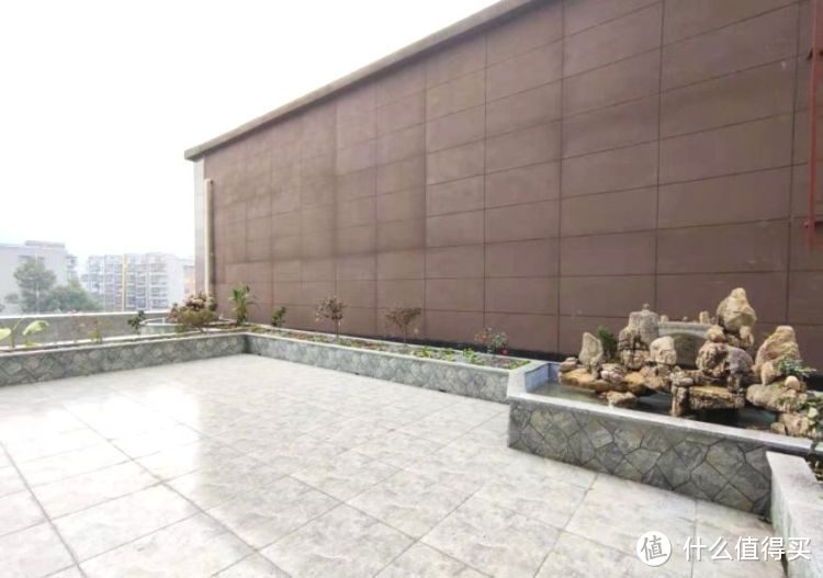 擠破頭買(mǎi)了這套100㎡小三房，送超大平臺(tái)花園，比房子大了一倍