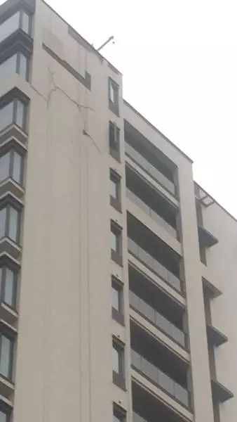 杭州一樓盤豪華裝修，沒(méi)交付外墻已開(kāi)裂！業(yè)主發(fā)現(xiàn)30多處質(zhì)量問(wèn)題，快崩潰了