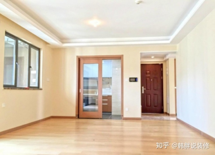 低配版精裝房，108㎡三室兩廳格局，這效果估計(jì)還得重新裝修一番