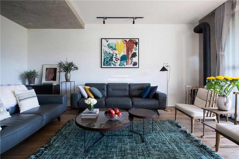 客廳窗簾裝修效果圖水泥墻+原木風(fēng)，這個北歐不一樣北歐極簡客廳設(shè)計圖片賞析